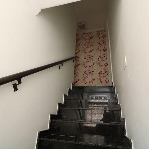 Casa à venda com 180m², 2 quartos e 2 vagasEscada