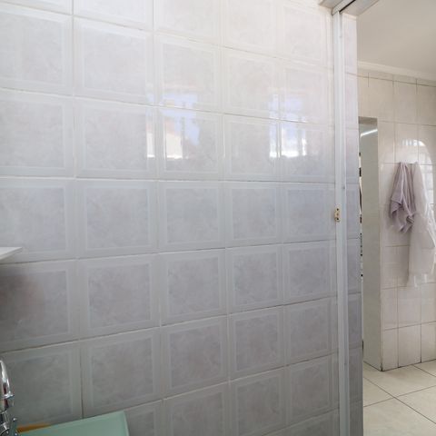 Casa à venda com 180m², 2 quartos e 2 vagasBanheiro de serviço
