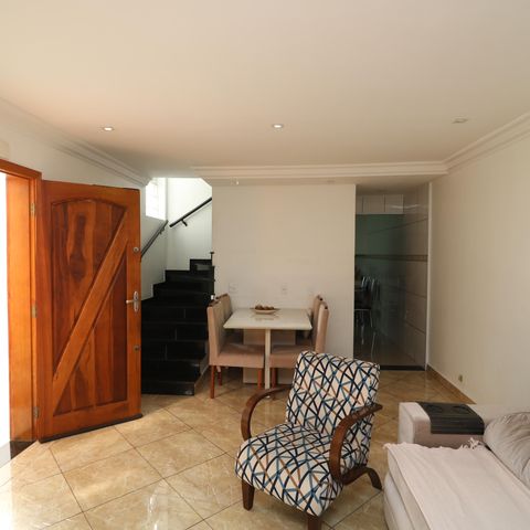 Casa à venda com 180m², 2 quartos e 2 vagasSala