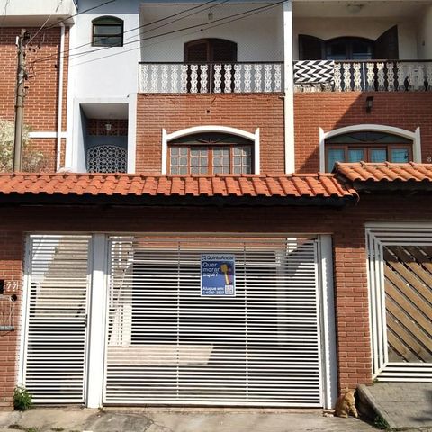 Casa à venda com 170m², 3 quartos e 3 vagas Casa à venda com 170m², 3 quartos e 3 vagasFachada