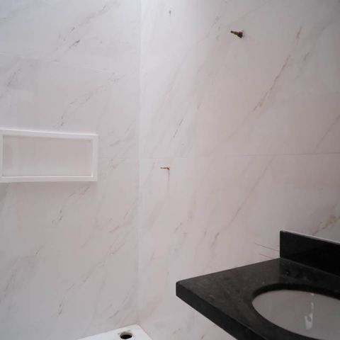 Casa à venda com 79m², 2 quartos e 2 vagasBanheiro da Suíte 2