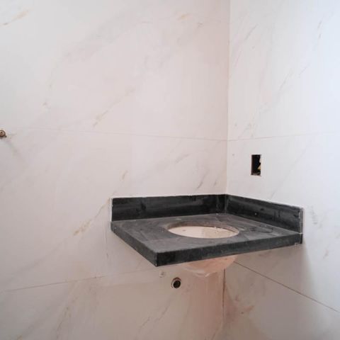 Casa à venda com 79m², 2 quartos e 2 vagasBanheiro da Suíte 1