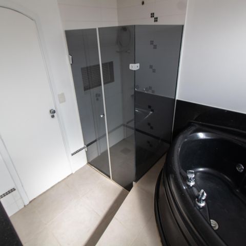 Apartamento à venda com 200m², 3 quartos e 2 vagas Apartamento à venda com 200m², 3 quartos e 2 vagasBanheiro da Suíte