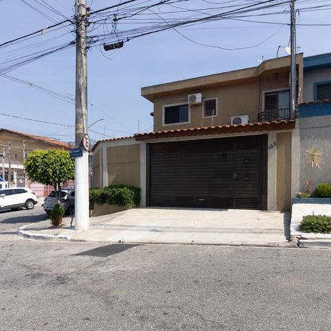 Casa para alugar com 140m², 2 quartos e 4 vagas Casa para alugar com 140m², 2 quartos e 4 vagasFachada