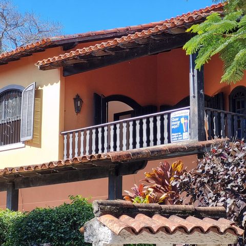 Casa à venda com 250m², 4 quartos e 4 vagas Casa à venda com 250m², 4 quartos e 4 vagasFachada