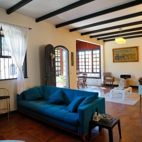 Casa à venda com 250m², 4 quartos e 4 vagas Casa à venda com 250m², 4 quartos e 4 vagasSala
