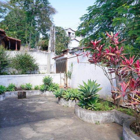 Casa à venda com 250m², 4 quartos e 4 vagas Casa à venda com 250m², 4 quartos e 4 vagasQuintal