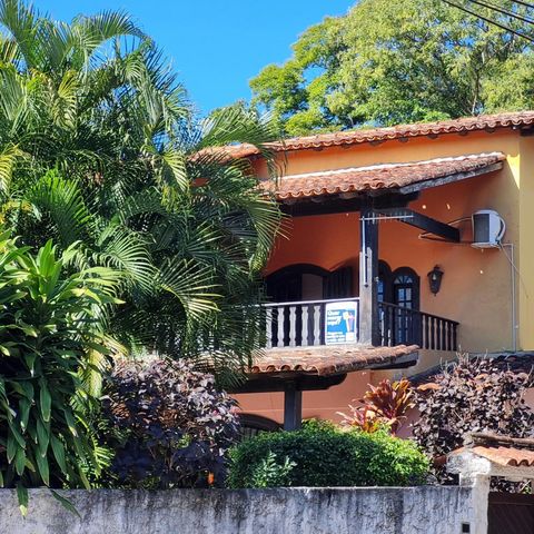 Casa à venda com 250m², 4 quartos e 4 vagas Casa à venda com 250m², 4 quartos e 4 vagasFachada