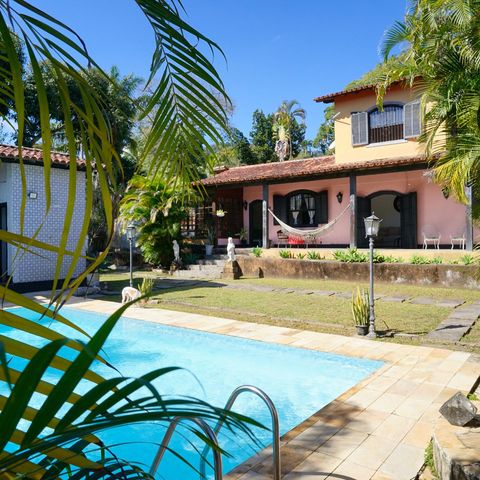 Casa à venda com 250m², 4 quartos e 4 vagas Casa à venda com 250m², 4 quartos e 4 vagasPiscina