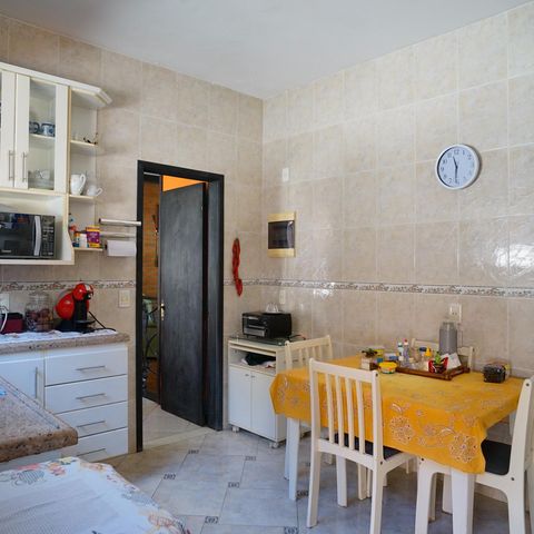 Casa à venda com 250m², 4 quartos e 4 vagas Casa à venda com 250m², 4 quartos e 4 vagasCozinha