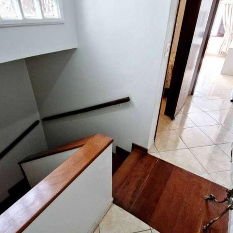 Casa à venda com 200m², 3 quartos e 2 vagasEscada