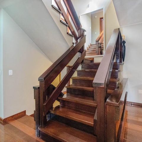 Casa à venda com 340m², 3 quartos e 2 vagas Casa à venda com 340m², 3 quartos e 2 vagasEscada