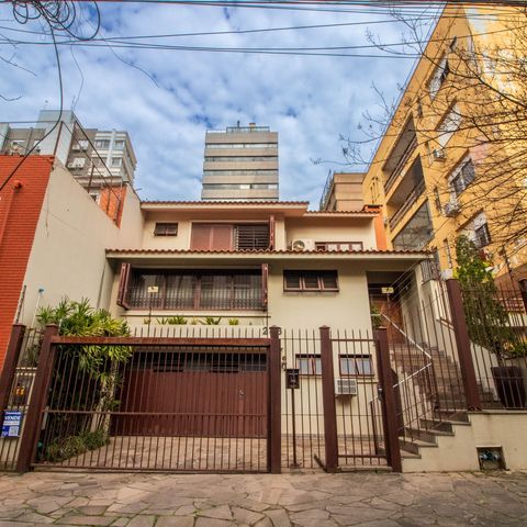 Casa à venda com 340m², 3 quartos e 2 vagas Casa à venda com 340m², 3 quartos e 2 vagasFachada