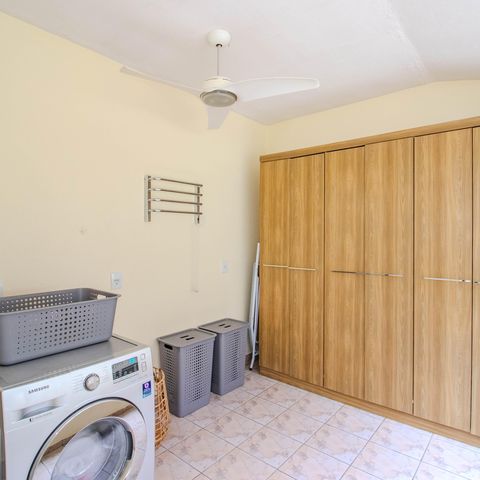 Casa à venda com 340m², 3 quartos e 2 vagas Casa à venda com 340m², 3 quartos e 2 vagasÁrea de Serviço