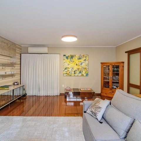 Casa à venda com 340m², 3 quartos e 2 vagas Casa à venda com 340m², 3 quartos e 2 vagasSala