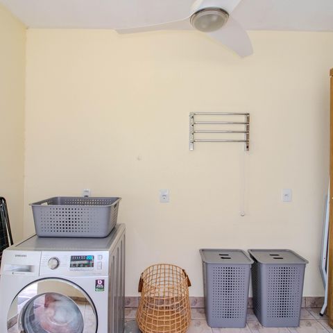 Casa à venda com 340m², 3 quartos e 2 vagas Casa à venda com 340m², 3 quartos e 2 vagasÁrea de Serviço