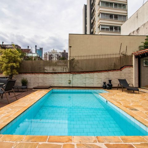 Casa à venda com 340m², 3 quartos e 2 vagas Casa à venda com 340m², 3 quartos e 2 vagasÁrea comum - Piscina