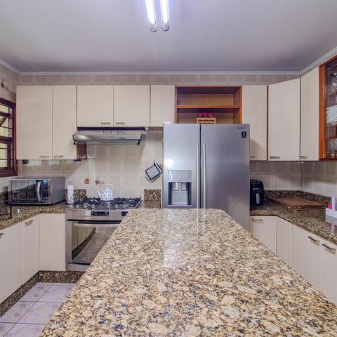 Casa à venda com 340m², 3 quartos e 2 vagas Casa à venda com 340m², 3 quartos e 2 vagasCozinha