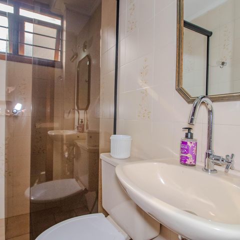 Casa à venda com 340m², 3 quartos e 2 vagas Casa à venda com 340m², 3 quartos e 2 vagasBanheiro de Serviço