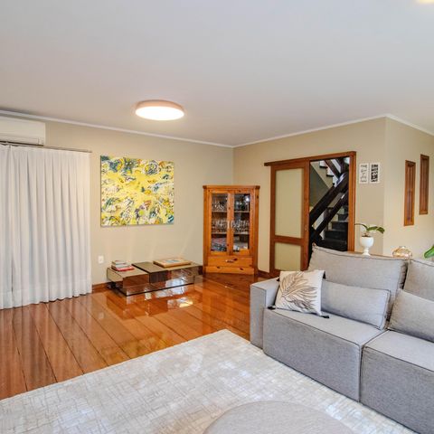 Casa à venda com 340m², 3 quartos e 2 vagas Casa à venda com 340m², 3 quartos e 2 vagasSala