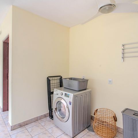 Casa à venda com 340m², 3 quartos e 2 vagas Casa à venda com 340m², 3 quartos e 2 vagasÁrea de Serviço