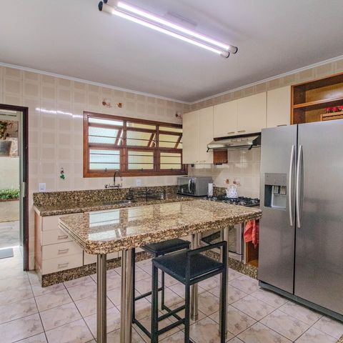 Casa à venda com 340m², 3 quartos e 2 vagas Casa à venda com 340m², 3 quartos e 2 vagasCozinha
