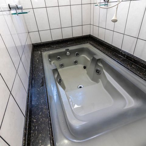 Casa à venda com 200m², 2 quartos e 2 vagasBanheiro da Suíte 1