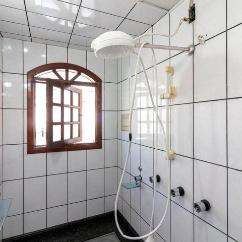 Casa à venda com 200m², 2 quartos e 2 vagasBanheiro da Suíte 1