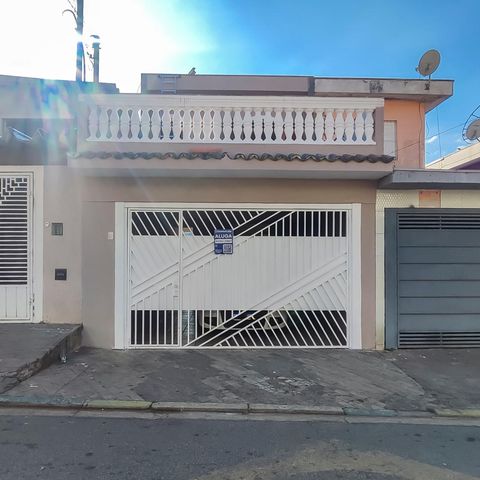 Casa à venda com 200m², 2 quartos e 2 vagasFachada