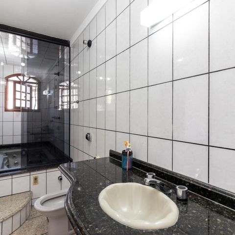 Casa à venda com 200m², 2 quartos e 2 vagasBanheiro da Suíte 1