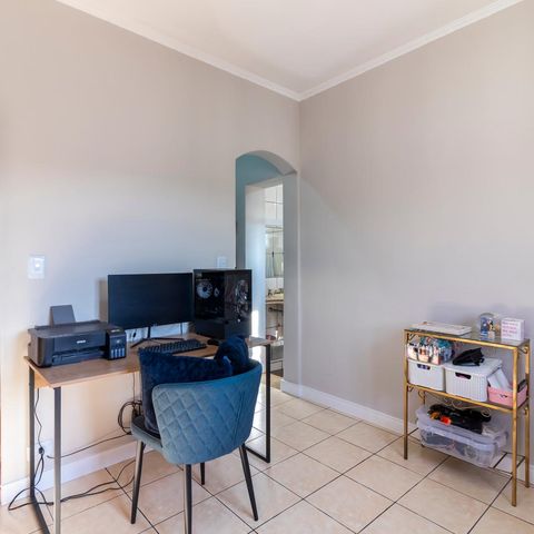 Casa à venda com 200m², 2 quartos e 2 vagasSuíte 2