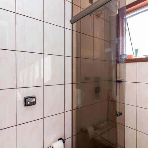 Casa à venda com 200m², 2 quartos e 2 vagasBanheiro da Suíte 2