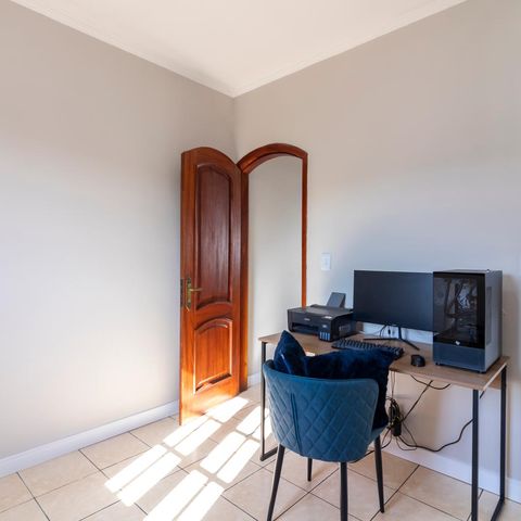 Casa à venda com 200m², 2 quartos e 2 vagasSuíte 2