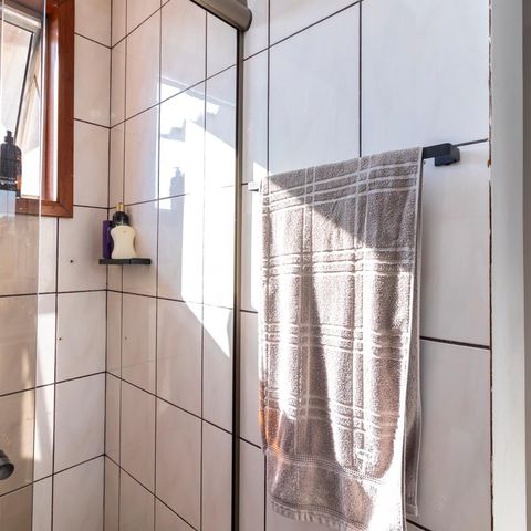 Casa à venda com 200m², 2 quartos e 2 vagasBanheiro da Suíte 2