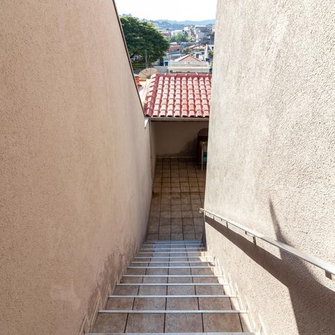Casa à venda com 200m², 2 quartos e 2 vagasEscada