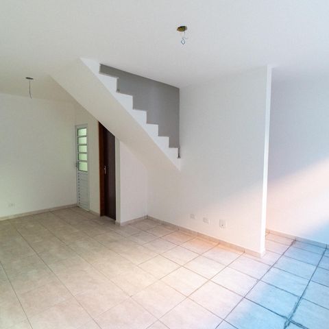 Casa à venda com 75m², 2 quartos e 2 vagas Casa à venda com 75m², 2 quartos e 2 vagasSala