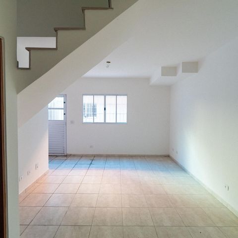 Casa à venda com 75m², 2 quartos e 2 vagas Casa à venda com 75m², 2 quartos e 2 vagasSala