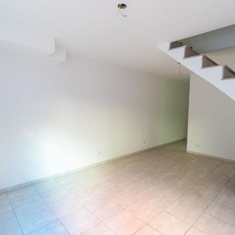 Casa à venda com 75m², 2 quartos e 2 vagas Casa à venda com 75m², 2 quartos e 2 vagasSala