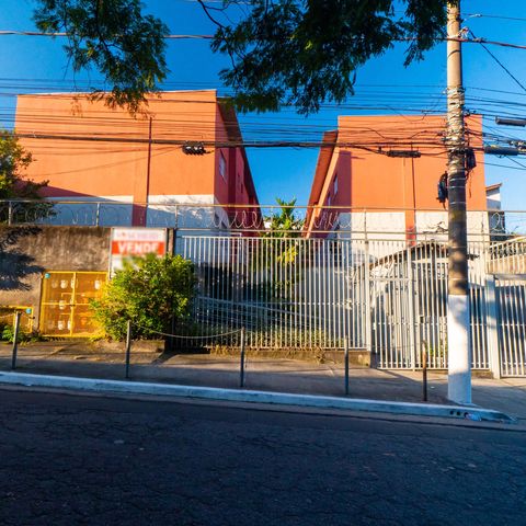Casa à venda com 75m², 2 quartos e 2 vagas Casa à venda com 75m², 2 quartos e 2 vagasFachada