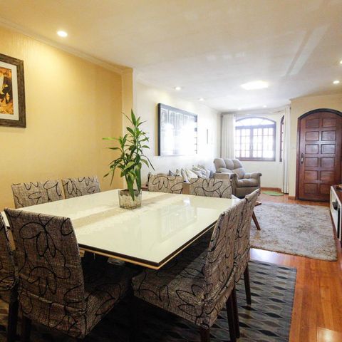 Casa à venda com 180m², 3 quartos e 4 vagas Casa à venda com 180m², 3 quartos e 4 vagasSala