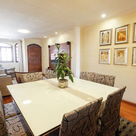 Casa à venda com 180m², 3 quartos e 4 vagas Casa à venda com 180m², 3 quartos e 4 vagasSala