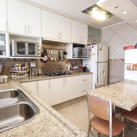 Casa à venda com 180m², 3 quartos e 4 vagas Casa à venda com 180m², 3 quartos e 4 vagasCozinha