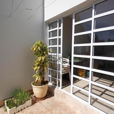 Casa à venda com 180m², 3 quartos e 4 vagas Casa à venda com 180m², 3 quartos e 4 vagasVaranda