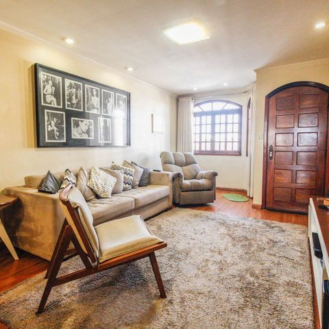 Casa à venda com 180m², 3 quartos e 4 vagas Casa à venda com 180m², 3 quartos e 4 vagasSala