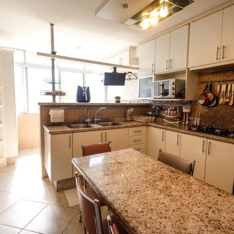 Casa à venda com 180m², 3 quartos e 4 vagas Casa à venda com 180m², 3 quartos e 4 vagasCozinha