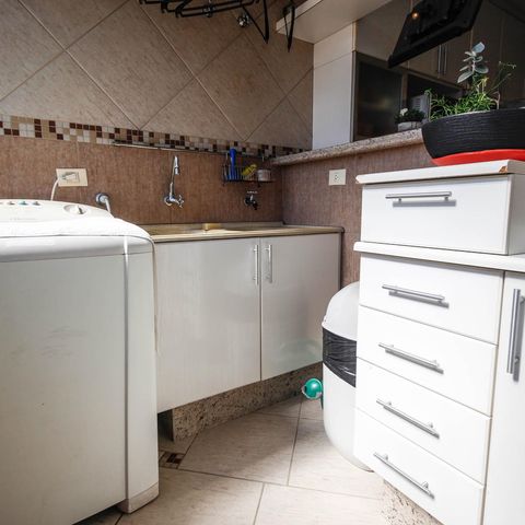 Casa à venda com 180m², 3 quartos e 4 vagas Casa à venda com 180m², 3 quartos e 4 vagasÁrea de serviço