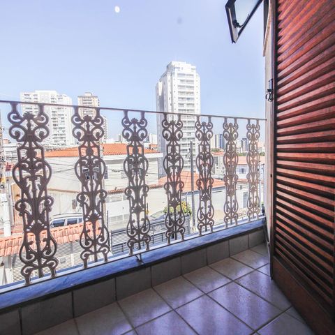 Casa à venda com 180m², 3 quartos e 4 vagas Casa à venda com 180m², 3 quartos e 4 vagasVaranda