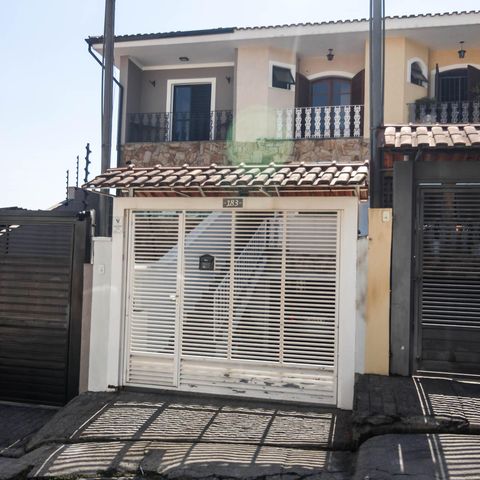 Casa à venda com 180m², 3 quartos e 4 vagas Casa à venda com 180m², 3 quartos e 4 vagasFachada