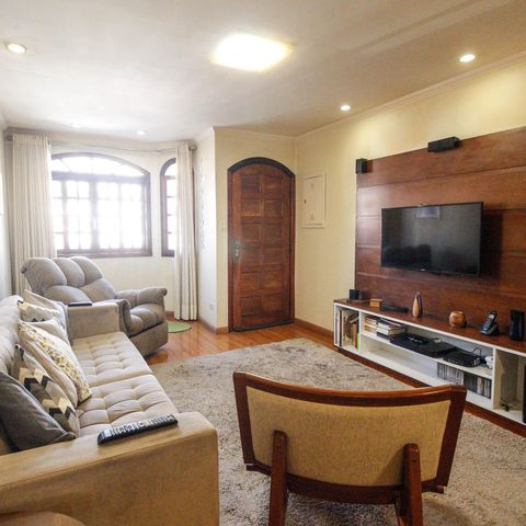 Casa à venda com 180m², 3 quartos e 4 vagas Casa à venda com 180m², 3 quartos e 4 vagasSala