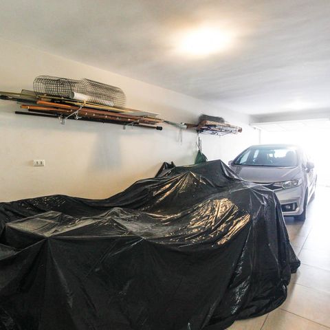 Casa à venda com 180m², 3 quartos e 4 vagas Casa à venda com 180m², 3 quartos e 4 vagasGaragem